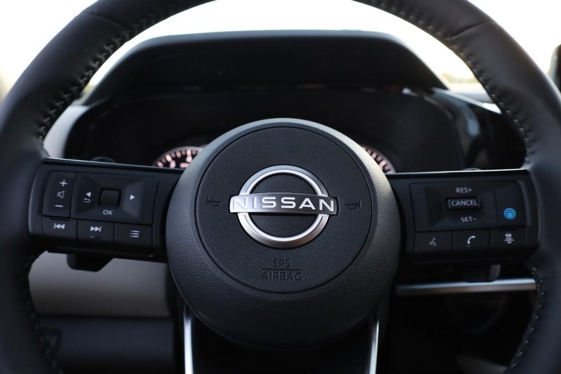 Nissan Pathfinder Vehicle Full-screen Gallery Image 11