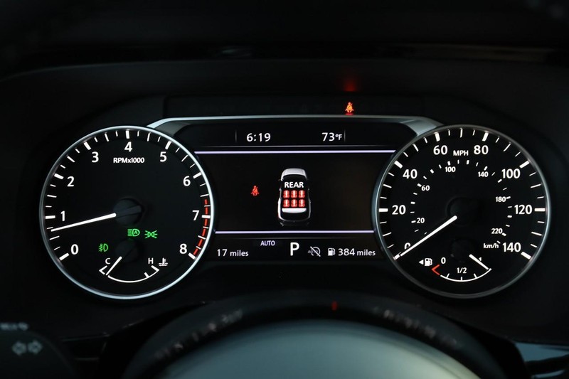 Nissan Pathfinder Vehicle Full-screen Gallery Image 12