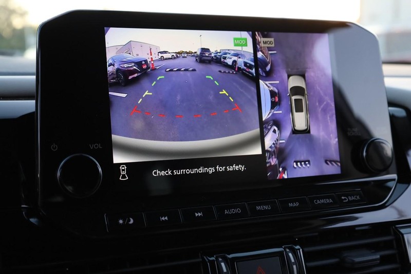 Nissan Pathfinder Vehicle Full-screen Gallery Image 15