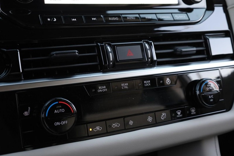 Nissan Pathfinder Vehicle Full-screen Gallery Image 16