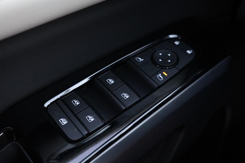 Nissan Pathfinder Vehicle Full-screen Gallery Image 20