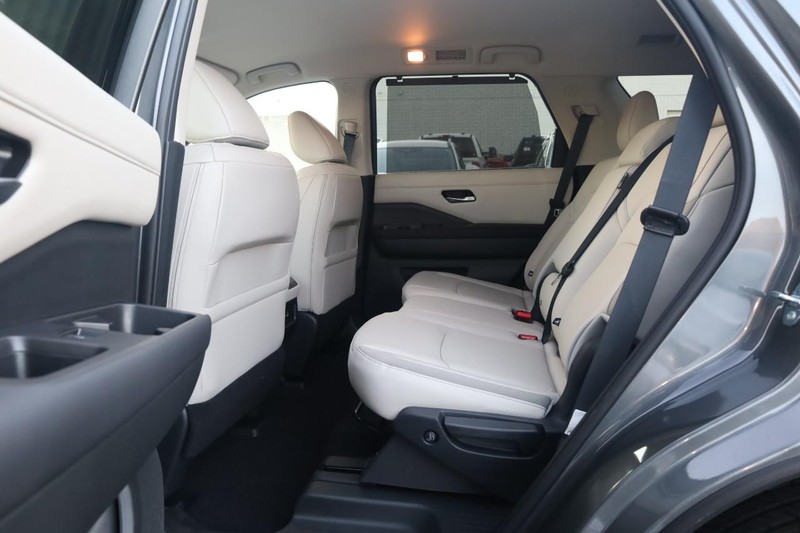 Nissan Pathfinder Vehicle Full-screen Gallery Image 23
