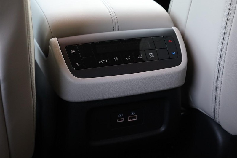 Nissan Pathfinder Vehicle Full-screen Gallery Image 24