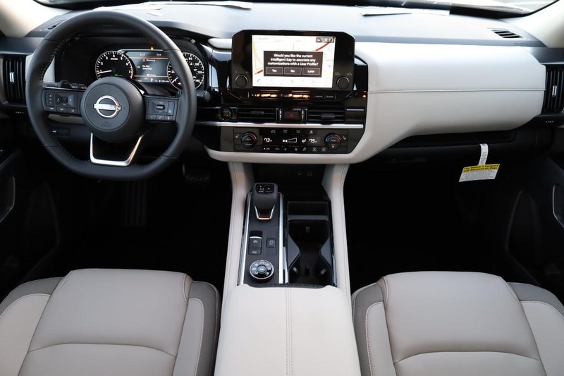 Nissan Pathfinder Vehicle Full-screen Gallery Image 25
