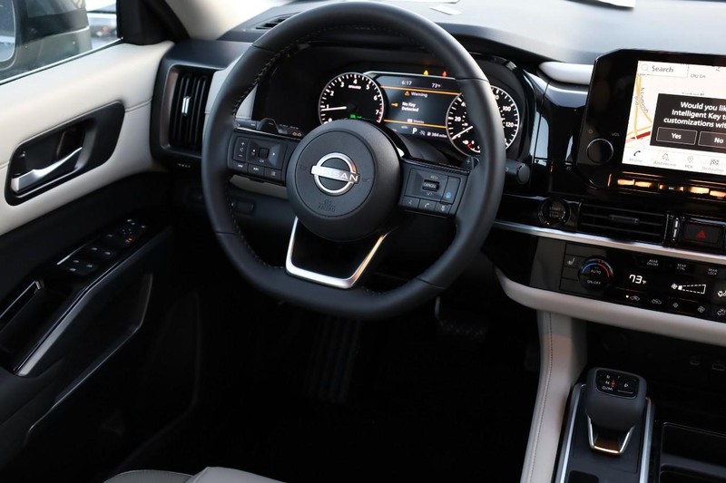 Nissan Pathfinder Vehicle Full-screen Gallery Image 26