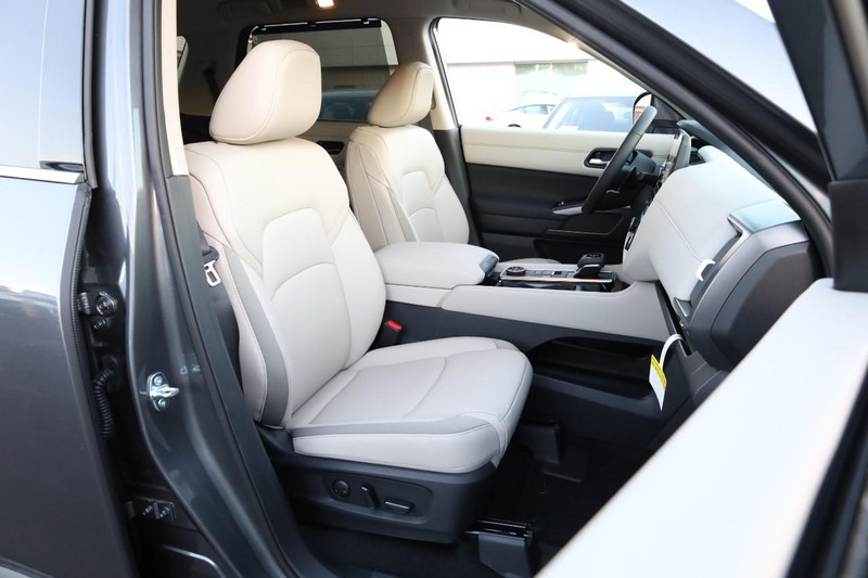 Nissan Pathfinder Vehicle Full-screen Gallery Image 29