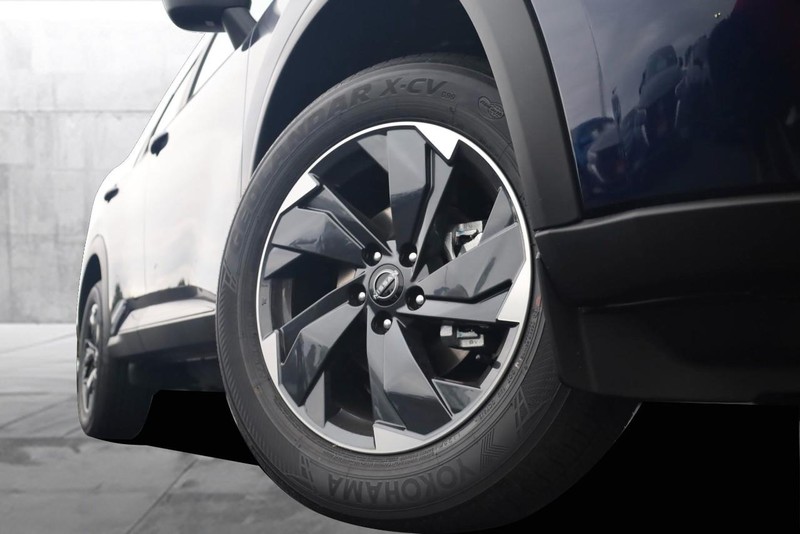 Nissan Rogue Vehicle Full-screen Gallery Image 3