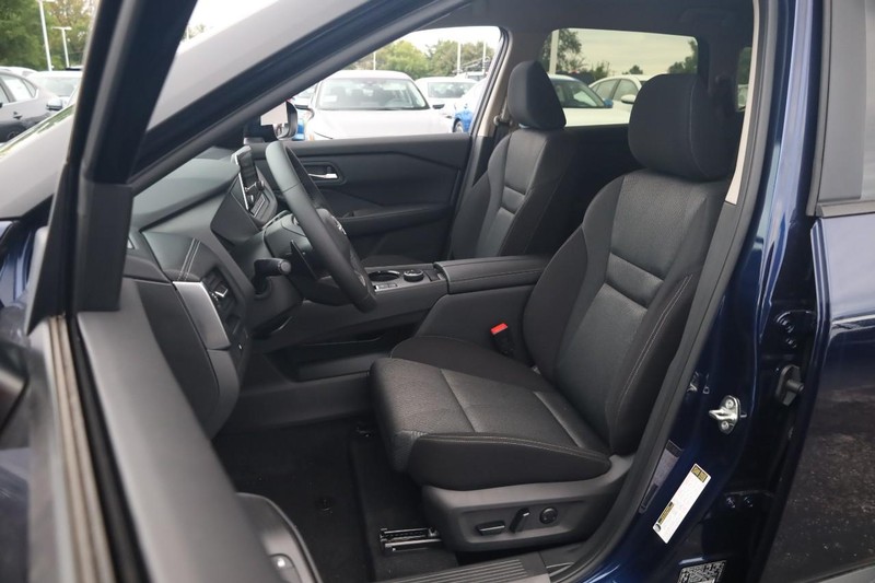 Nissan Rogue Vehicle Full-screen Gallery Image 8