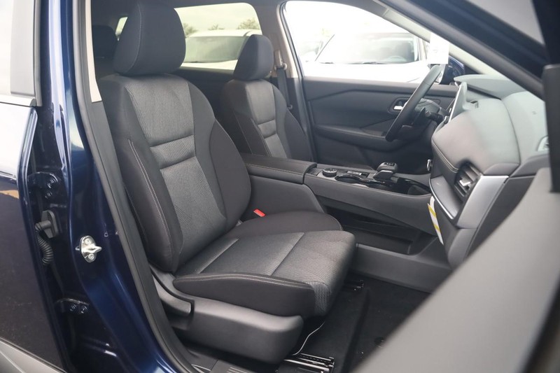 Nissan Rogue Vehicle Full-screen Gallery Image 24