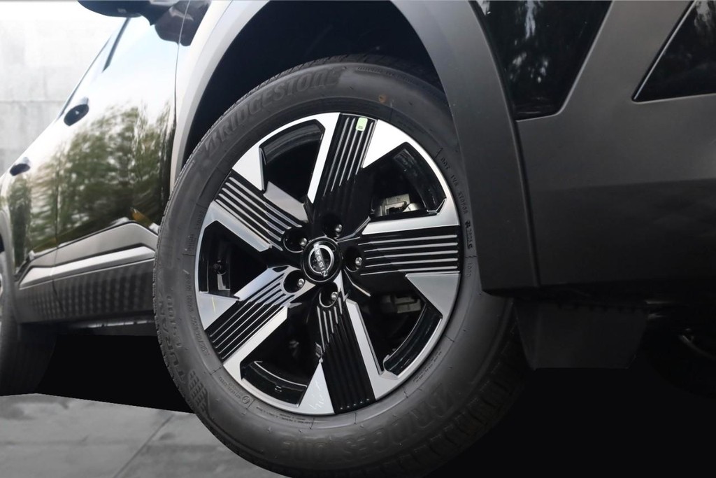 Nissan Kicks Vehicle Image 03