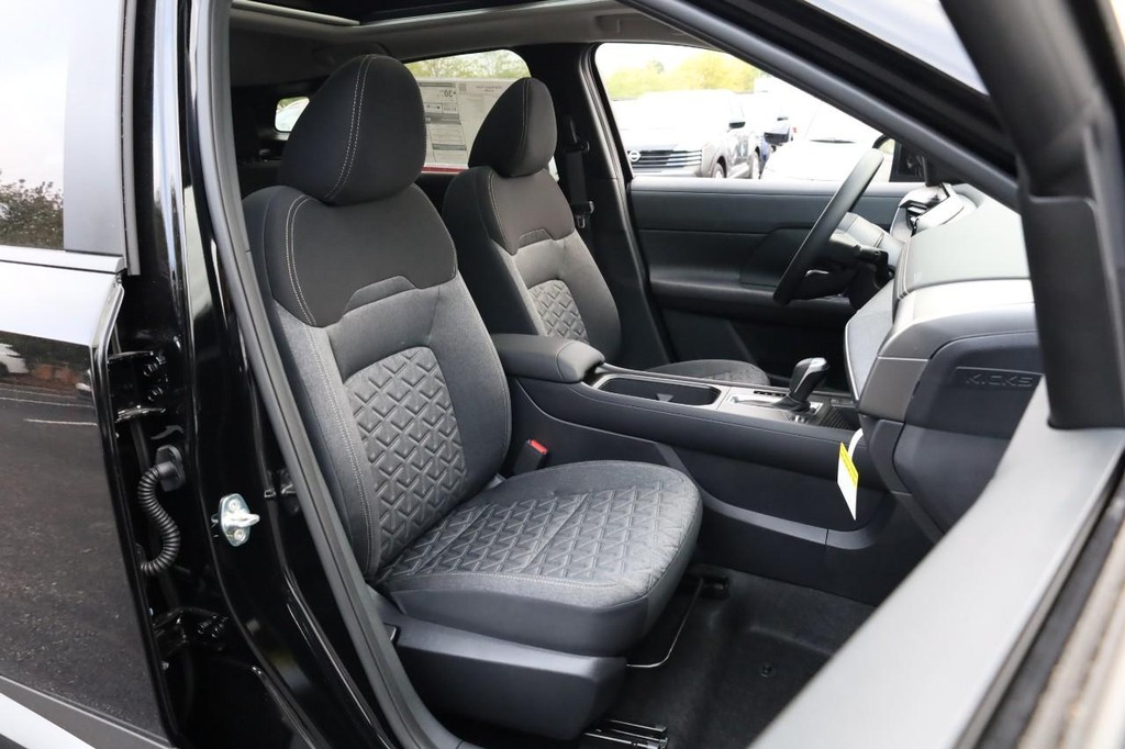 Nissan Kicks Vehicle Image 25