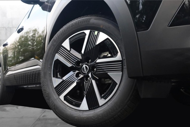 Nissan Kicks Vehicle Image 03