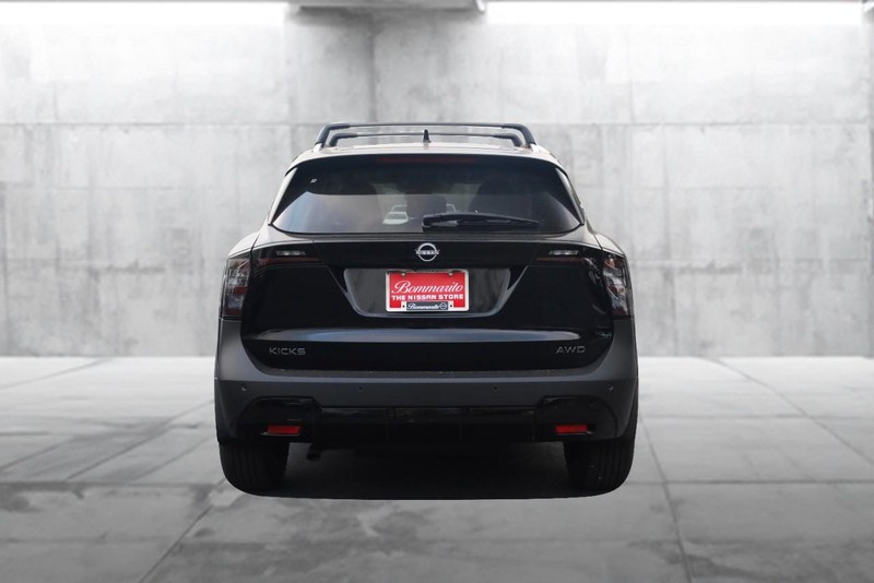 Nissan Kicks Vehicle Image 06