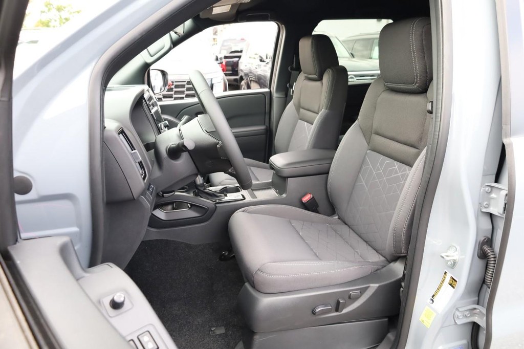 Nissan Frontier Vehicle Image 08