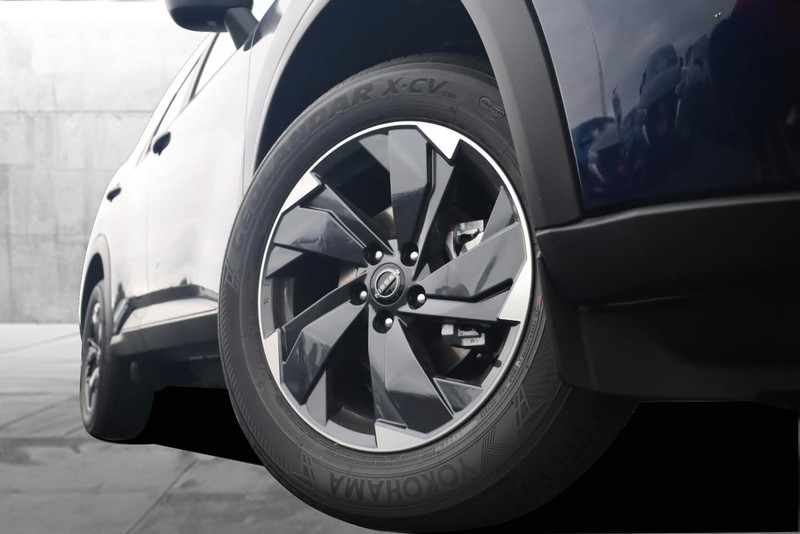 Nissan Rogue Vehicle Full-screen Gallery Image 3