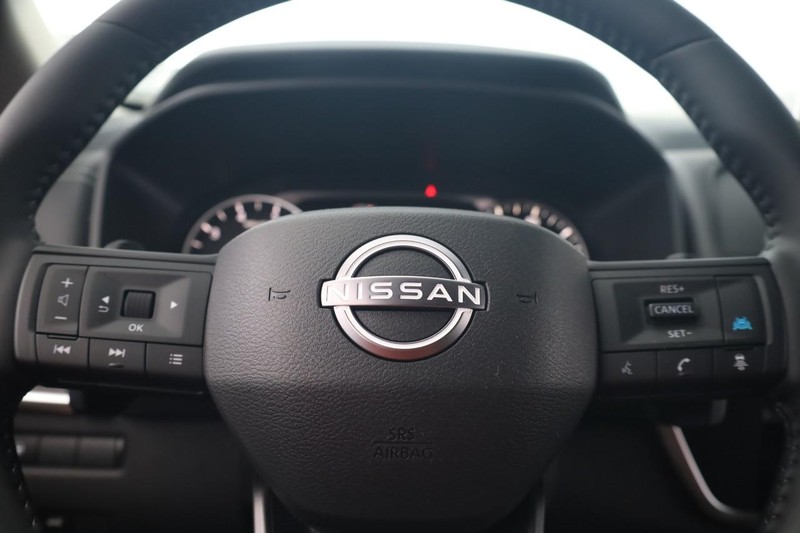 Nissan Rogue Vehicle Full-screen Gallery Image 9