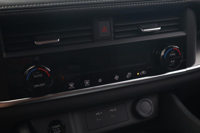 Nissan Rogue Vehicle Full-screen Gallery Image 13