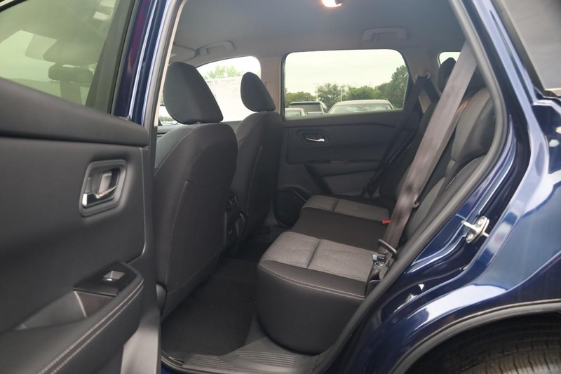 Nissan Rogue Vehicle Full-screen Gallery Image 20