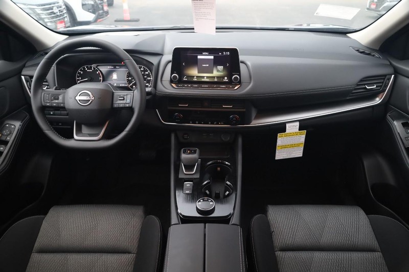 Nissan Rogue Vehicle Full-screen Gallery Image 22