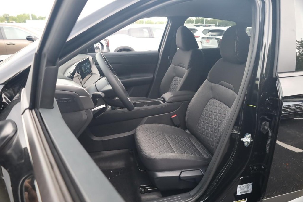 Nissan Kicks Vehicle Image 08