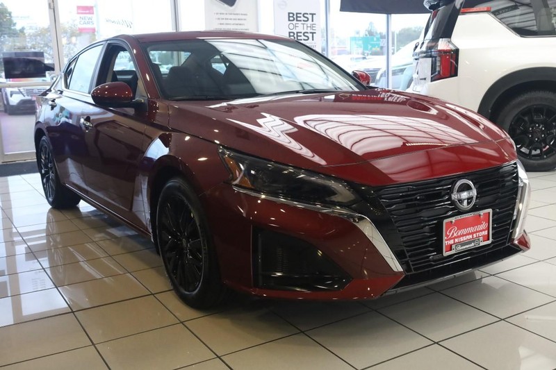 Nissan Altima Vehicle Full-screen Gallery Image 2