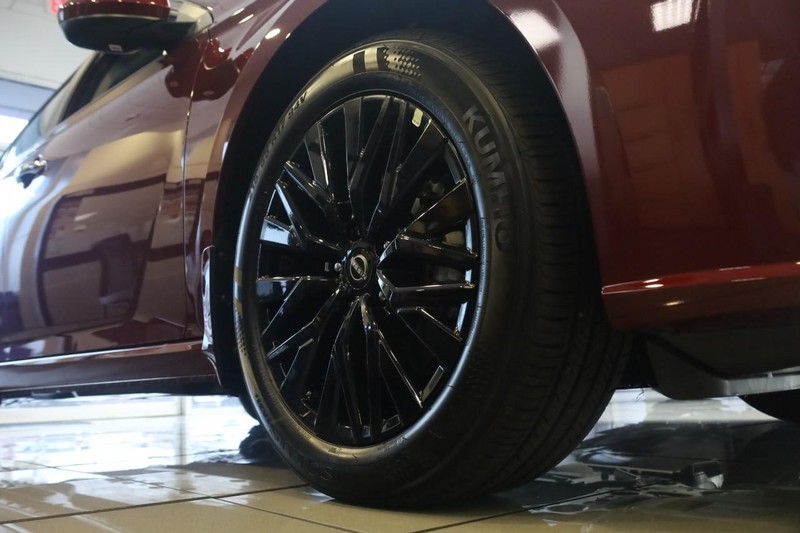 Nissan Altima Vehicle Full-screen Gallery Image 3