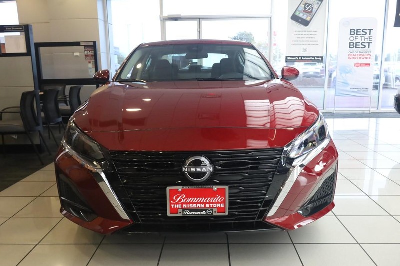 Nissan Altima Vehicle Full-screen Gallery Image 4