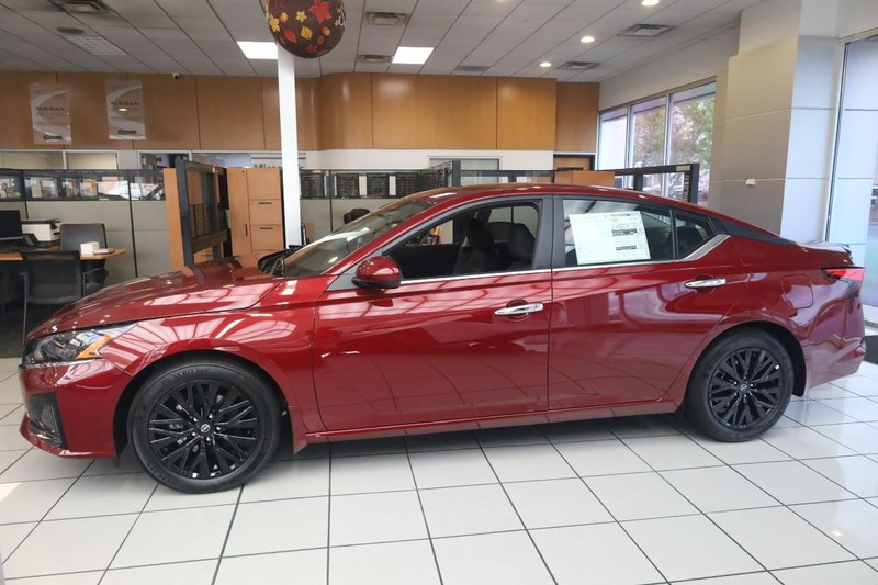 Nissan Altima Vehicle Full-screen Gallery Image 5