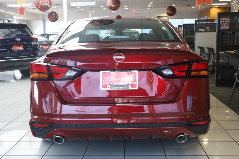 Nissan Altima Vehicle Full-screen Gallery Image 6