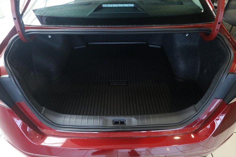 Nissan Altima Vehicle Full-screen Gallery Image 7