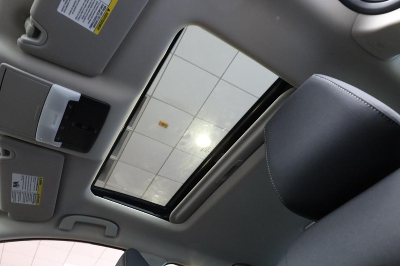 Nissan Altima Vehicle Full-screen Gallery Image 8