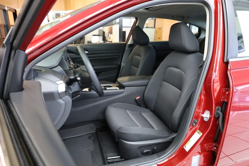 Nissan Altima Vehicle Full-screen Gallery Image 9