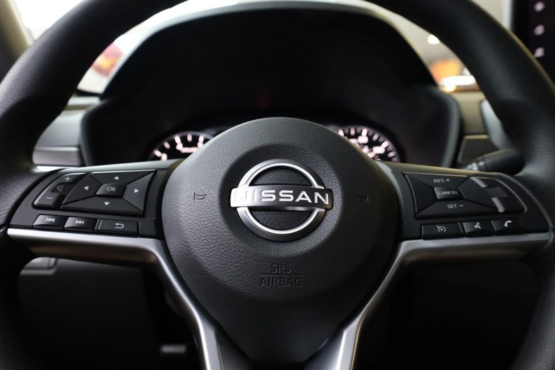 Nissan Altima Vehicle Full-screen Gallery Image 10