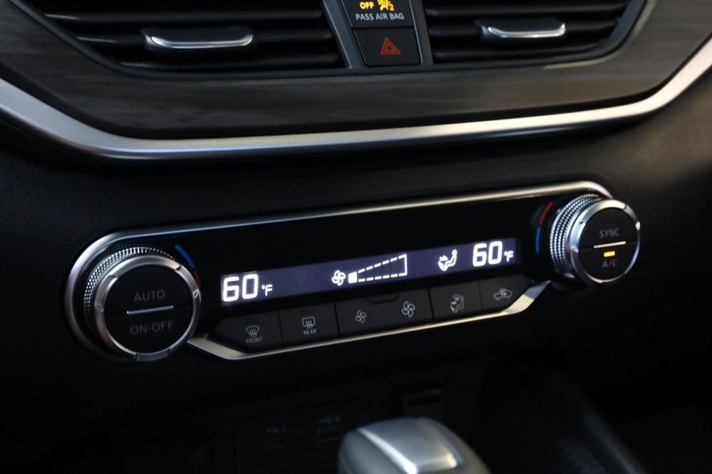 Nissan Altima Vehicle Full-screen Gallery Image 13