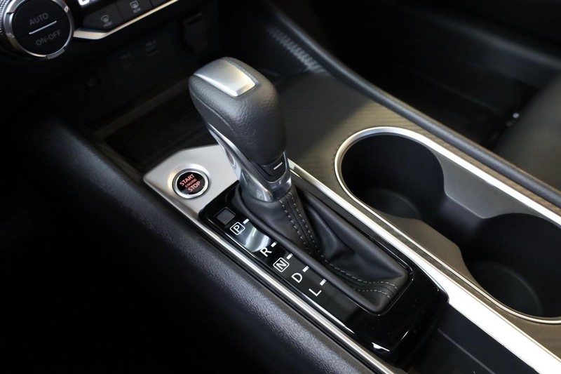 Nissan Altima Vehicle Full-screen Gallery Image 15