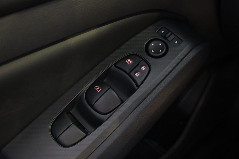 Nissan Altima Vehicle Full-screen Gallery Image 17