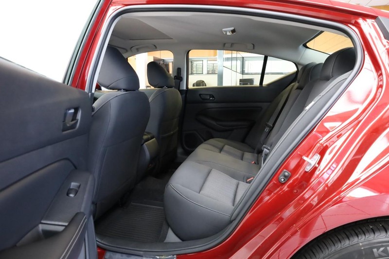 Nissan Altima Vehicle Full-screen Gallery Image 19