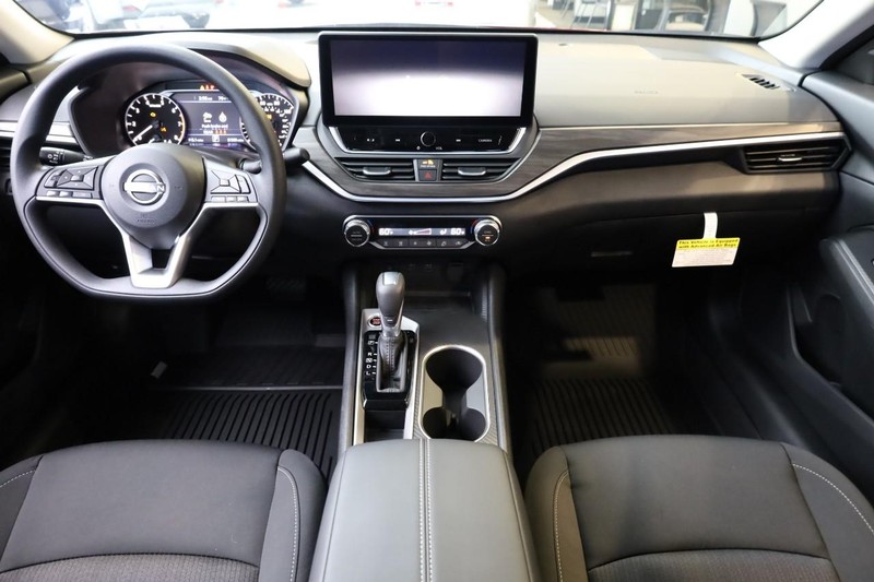 Nissan Altima Vehicle Full-screen Gallery Image 21