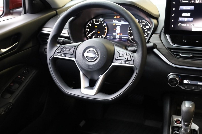 Nissan Altima Vehicle Full-screen Gallery Image 22