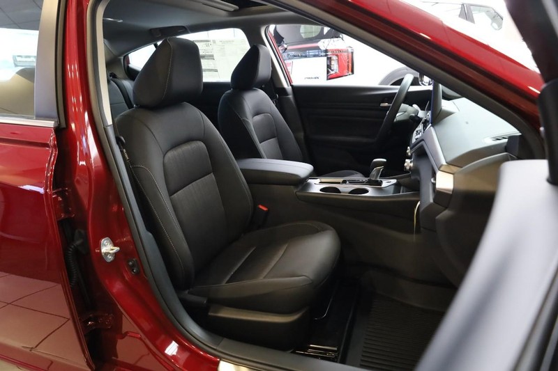 Nissan Altima Vehicle Full-screen Gallery Image 23