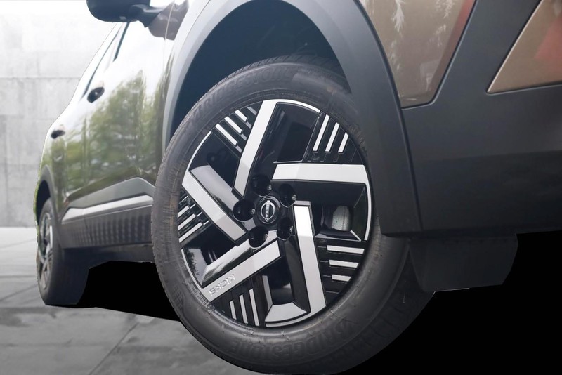 Nissan Kicks Vehicle Full-screen Gallery Image 3