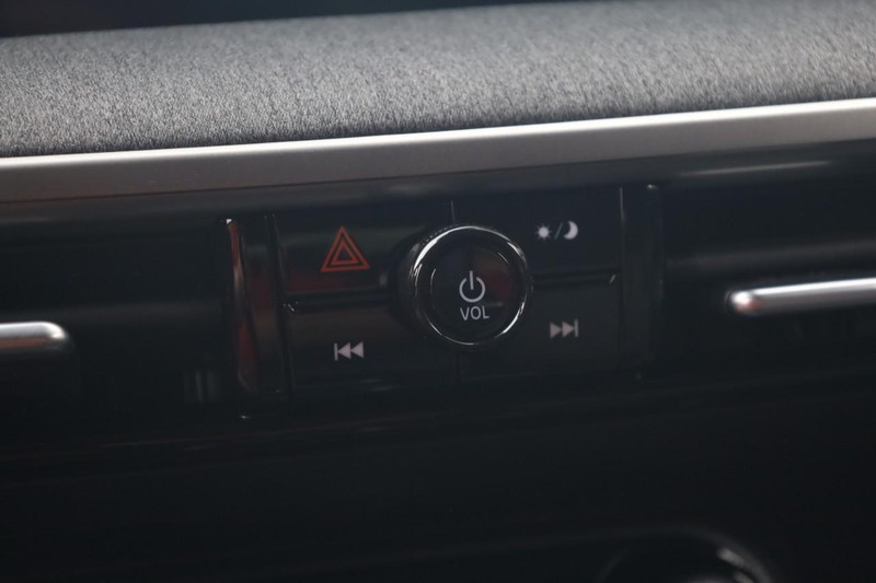 Nissan Kicks Vehicle Full-screen Gallery Image 13