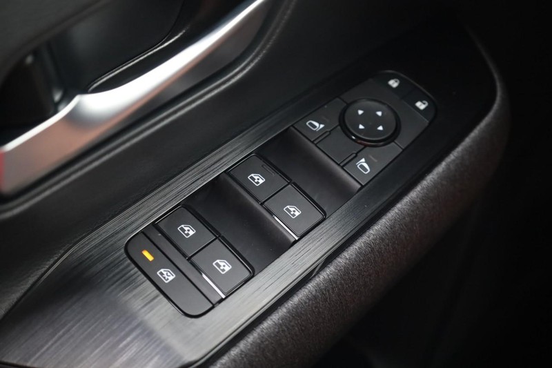 Nissan Kicks Vehicle Full-screen Gallery Image 18