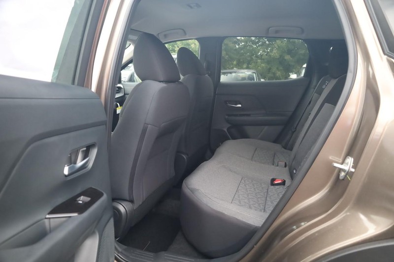 Nissan Kicks Vehicle Full-screen Gallery Image 21