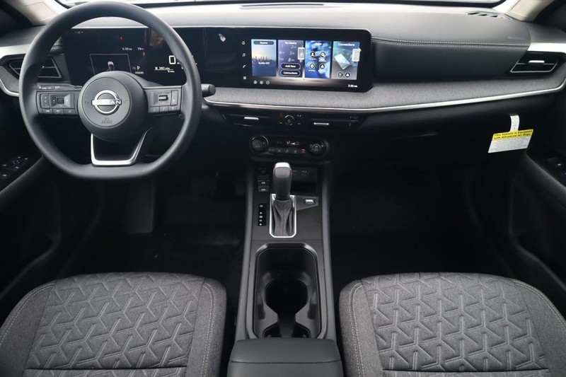 Nissan Kicks Vehicle Full-screen Gallery Image 22