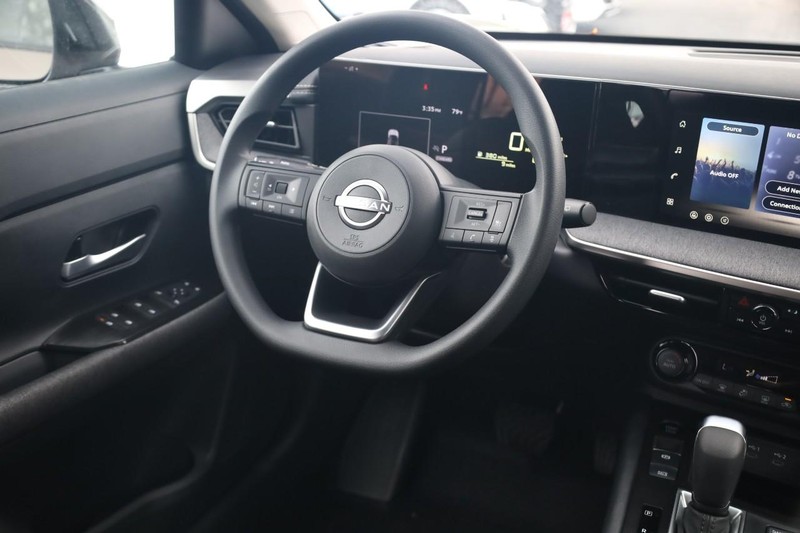 Nissan Kicks Vehicle Full-screen Gallery Image 23