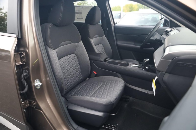 Nissan Kicks Vehicle Full-screen Gallery Image 24