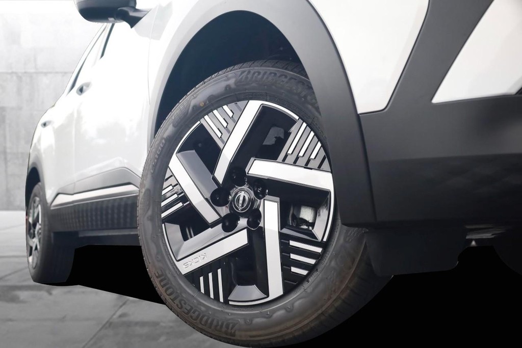 Nissan Kicks Vehicle Image 03