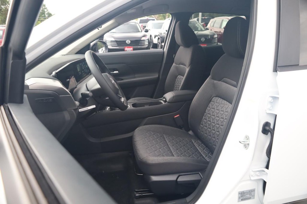 Nissan Kicks Vehicle Image 08