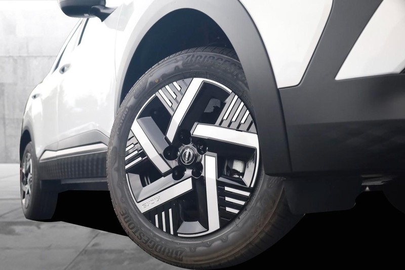 Nissan Kicks Vehicle Image 03